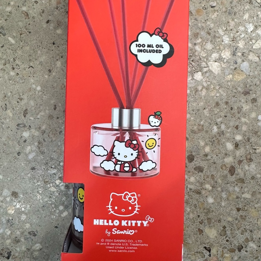 Hello Kitty Reed Diffuser with Strawberry Scent - Picture 2 of 3